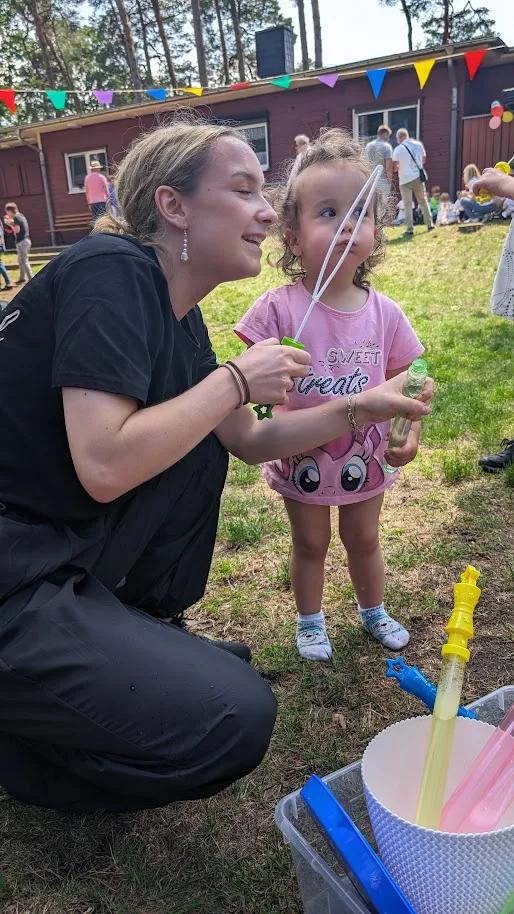 Hannah vom Team Erlebnisinsel bei der Kinderdisko
