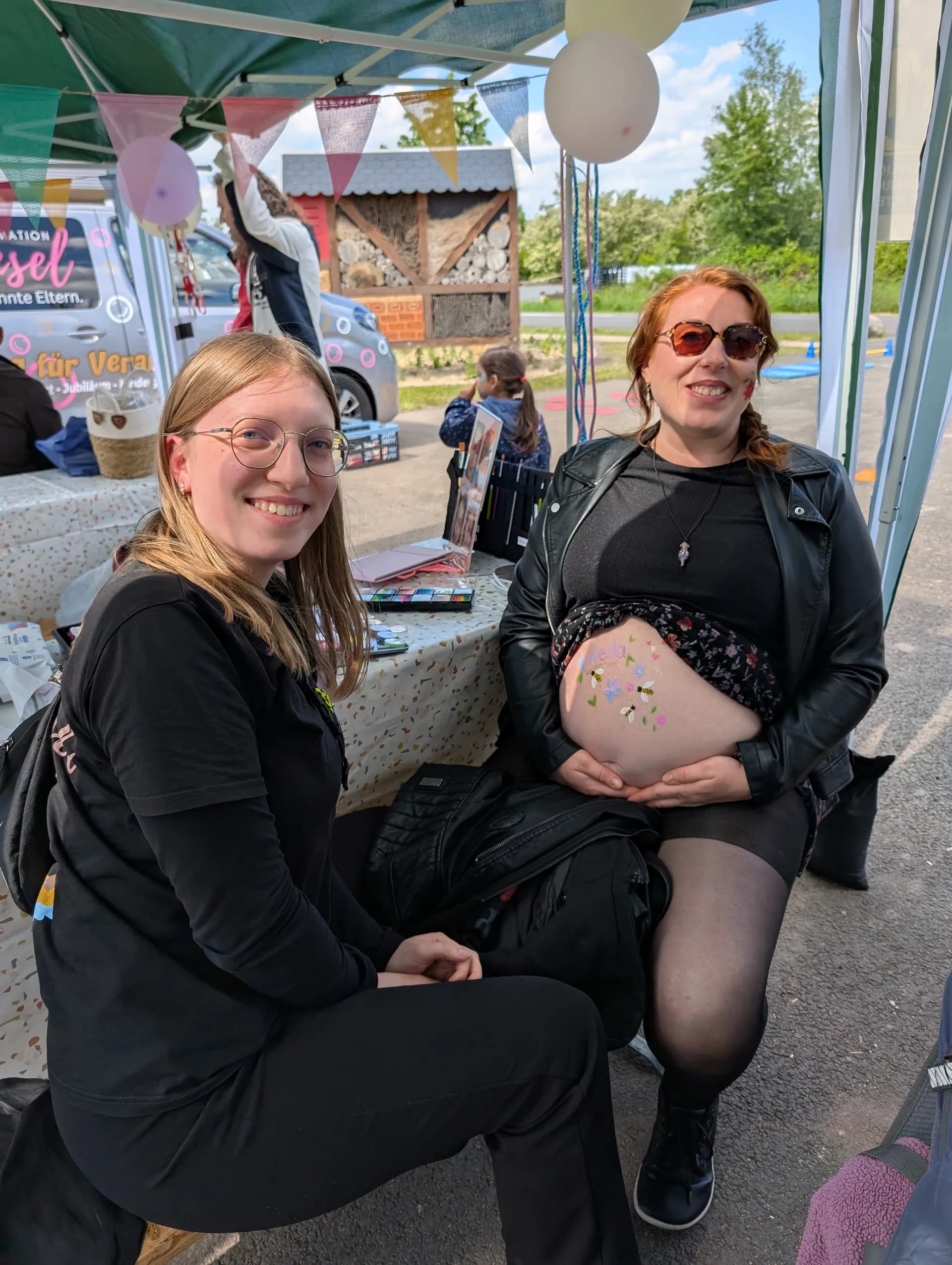 Janina vom Team Erlebnisinsel beim Kinderschminken
