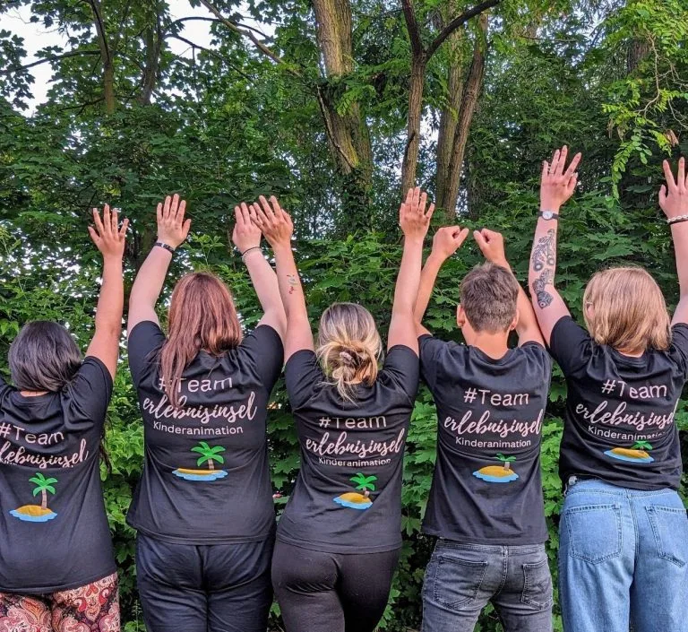 Das Team der Erlebnisinsel begleitet Kinder bei einem Event