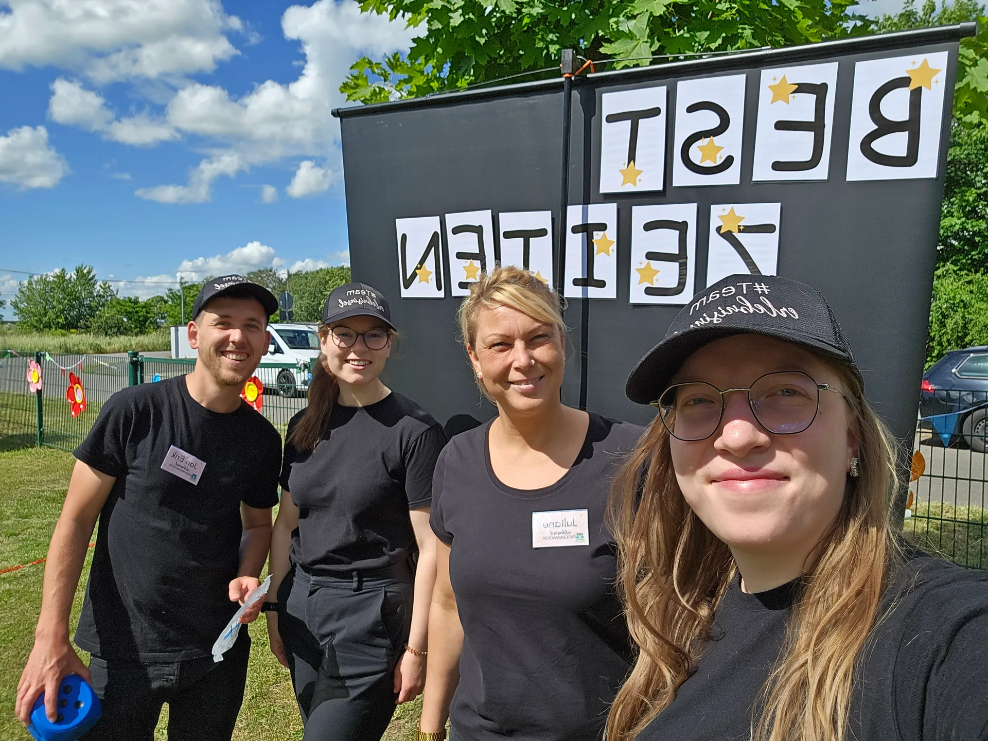 Teamfoto von vier Mitarbeitenden der Erlebnisinsel Kinderanimation auf einem Event