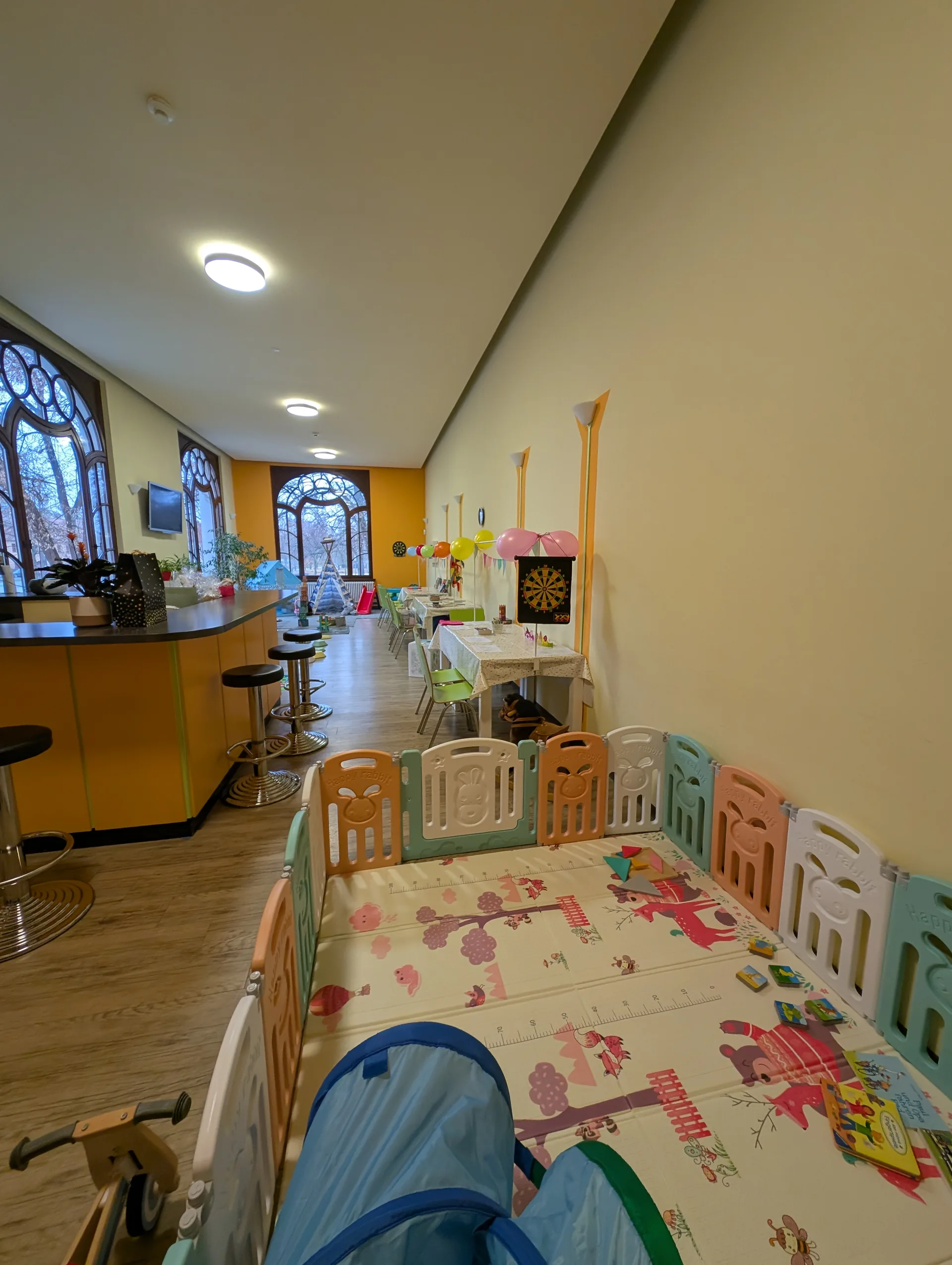 Spielebereich auf einer Hochzeit mit diversen Kinderspielen